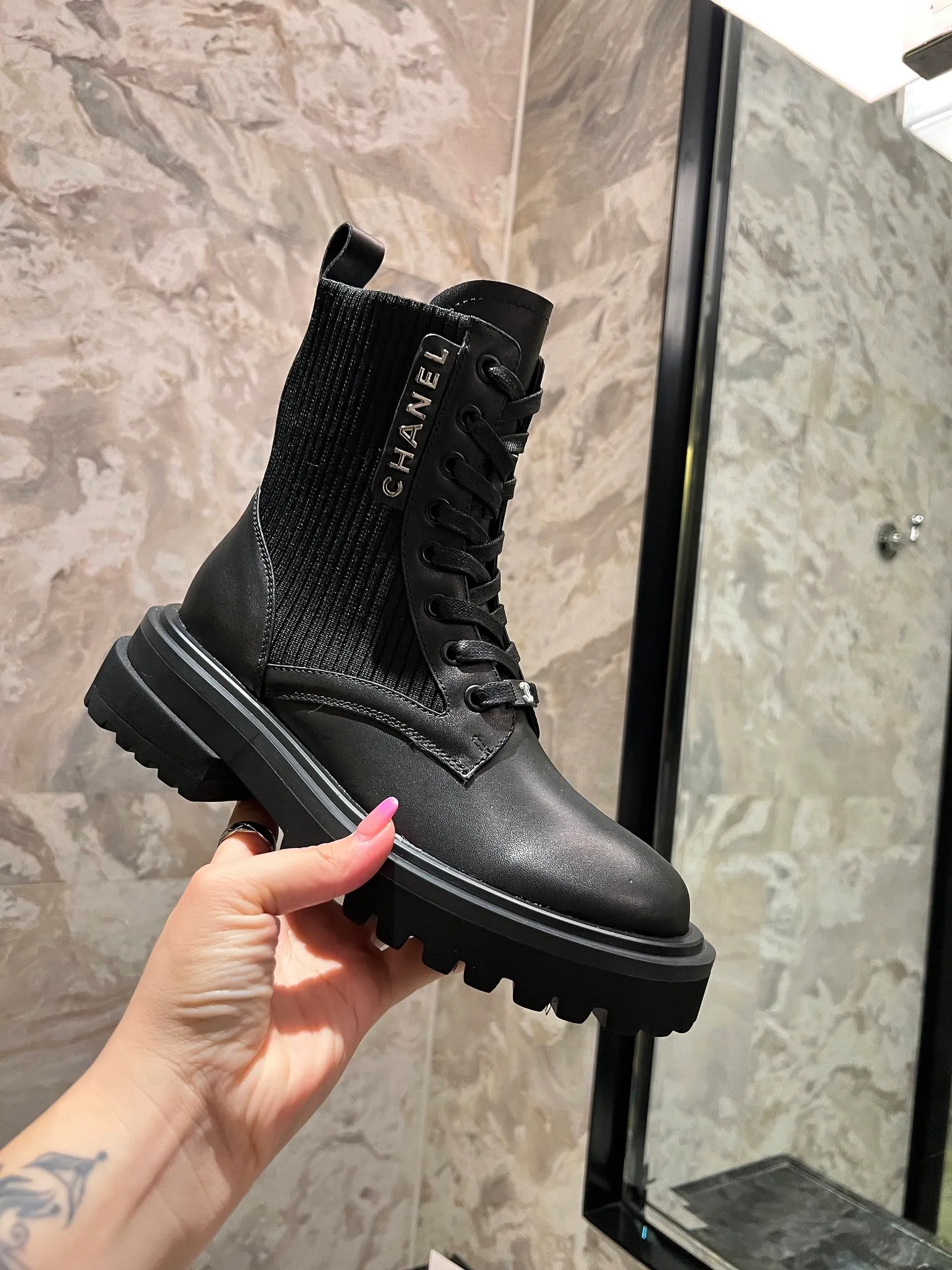 👟👟Ex-factory price 600 👟👟 CHANEL new autumn and winter 24 B letter knight boots. This knight Martin boot is really a representative of handsome fashion. It is simple, fashionable and individual. It has a natural and smooth beauty, which has a stunning beauty of time. The heel and sole meet the needs of heightening and wearing comfort at the same time. The toe is round but not clumsy. There is only a very low-key luxury letter logo, which can hold any occasion. , Proportion! Cowhide, open edge beads, water-dyed sheepskin lining Code number: 35-41